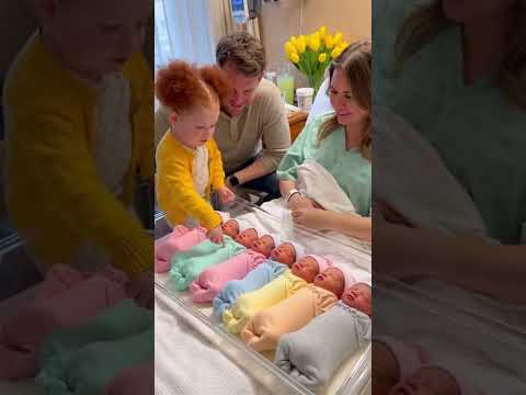Niña conoce a sus hermanitos recién nacidos y piensa que son de juguetes #Bebés #MomentosTiernos