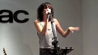 De noche - Neus Ferri presenta Aquí me tienes en FNAC Valencia.