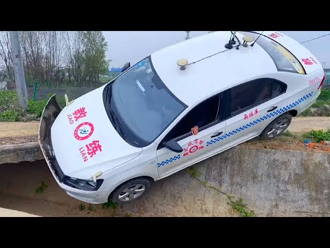 The front wheel of the car was hanging in the air and fell off the road bump. The driver made a mist