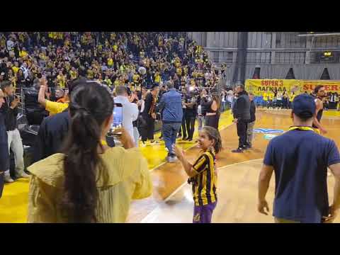 Η είσοδος και αποθέωση του Σιάο στο Παλέ