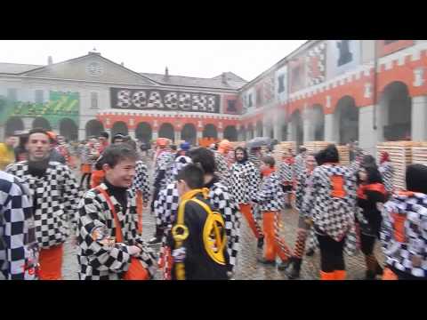 Scacchi aranceri in piazza Ottinetti - 1 di 2 - Carnevale Ivrea 2014