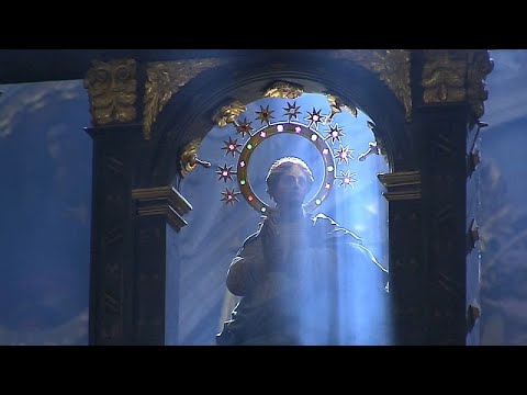 شاهد الاعتدال الربيعي يضيء تمثال مريم العذراء في كاتدرائية وشقة الإسبانية