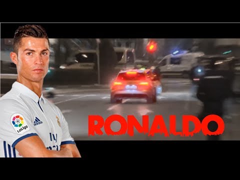 Cristiano Ronaldo Passa con il Rosso di fronte la polizia