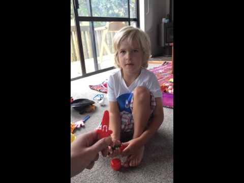 Hugo names colours in Spanish