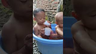 Download lagu Kakak adik mandi. Hisyam & Khalid mp3 Download lagu Kakak adik mandi. Hisyam & Khalid mp3