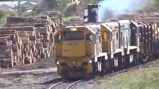 preview picture of video 'Train 561 Uplifts Logs & Departs East Town'