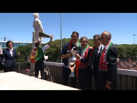 Euro-2016: du palais présidentiel, Ronaldo brandit le trophée