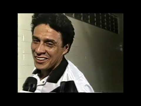 In 1993, Zico wears a Vasco shirt in Roberto Dinamite's farewell match - Vasco 0 x 2 La Coruña