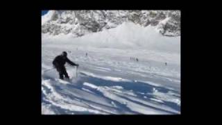 preview picture of video 'Deep powder skiing Hintertux October 2011'