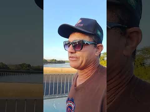 Éu conversando e mostrando as belezas do rio Araguaia em cima da ponte de Aragarças Goiás 