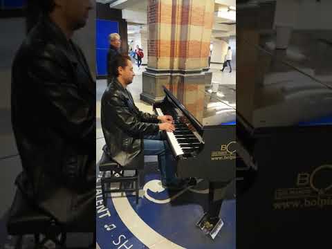 Wow!!! Amazing piano performance at Amsterdam train station
