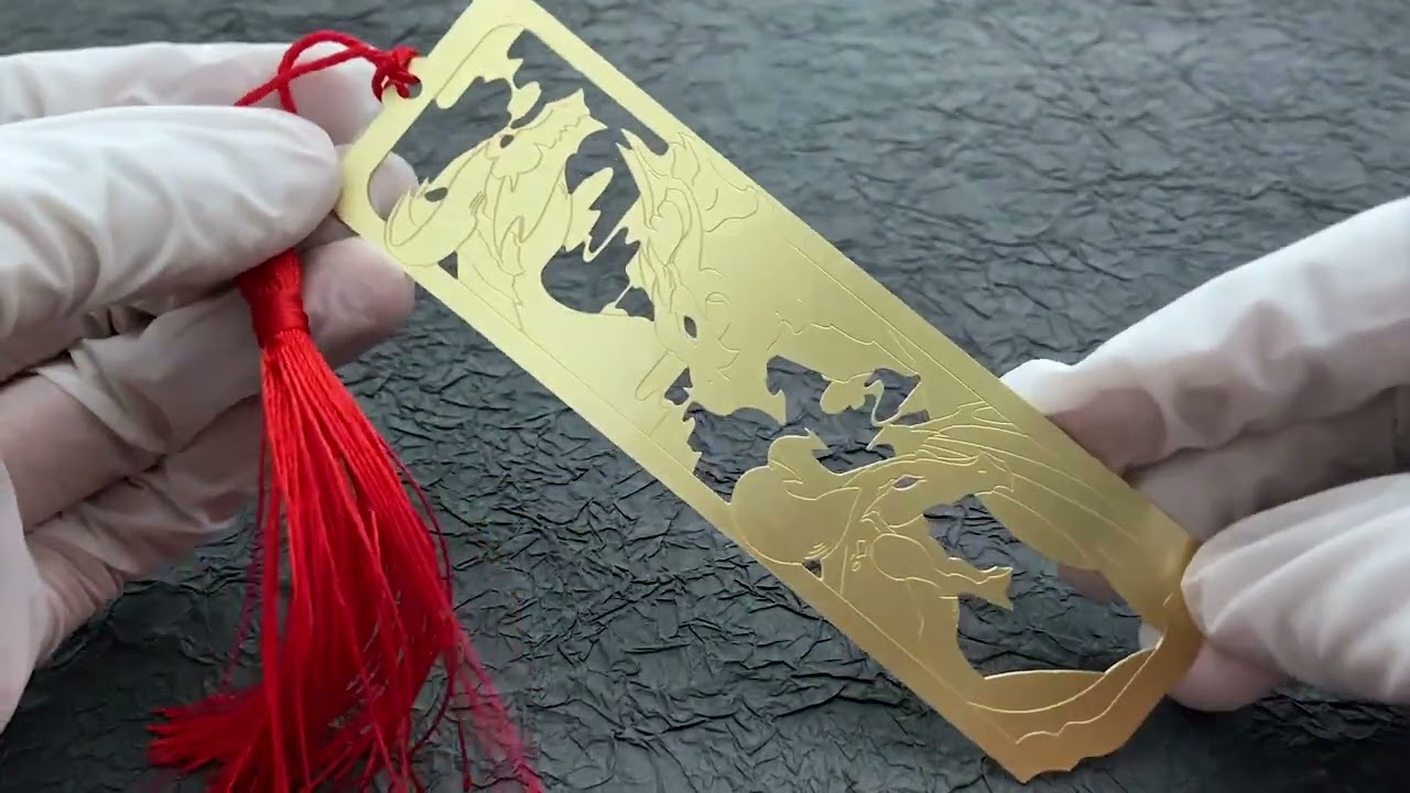 3103 - Marque-page métallique personnalisé en forme de dragon en laiton creux avec un pompon rouge