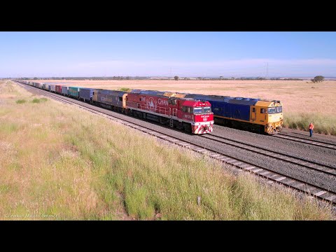 Pacific National 2AM5 Container Train Passes Grain Train (20/12/2022) - PoathTV Australian Railways