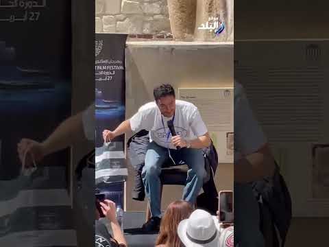 هدية غير متوقعة من معجبة لـ أحمد مالك في ندوة تكريمه بالإسكندرية