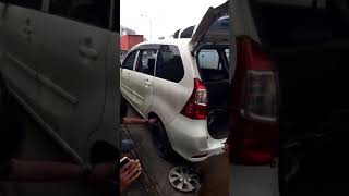 Download lagu NGERI BAN MOBIL PECAH DI TOLL mp3 Download lagu NGERI BAN MOBIL PECAH DI TOLL mp3