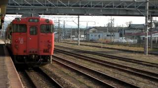 preview picture of video '【国鉄色・タラコ】新津駅 キハ40+47形2両編成 Kiha 40+47 DMU train 2car'