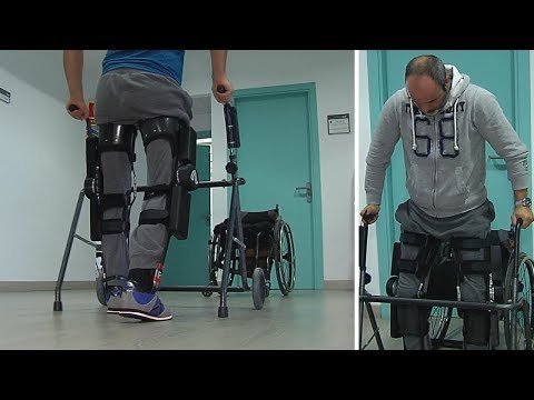 جهاز يساعد الأشخاص الذين يعانون من إصابات في أسفل العمود الفقري على الوقوف والمشي