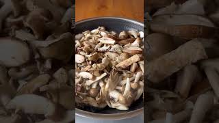 @urara_recipe◁他のラクうま野菜レシピ 秋になると作りたくなる絶品きのこおかず🍄‍🟫 触らずにじっくり焼くを繰り返すことで水分が抜けて旨みがぎゅっと凝縮します✨ 季節の変わり目、...
