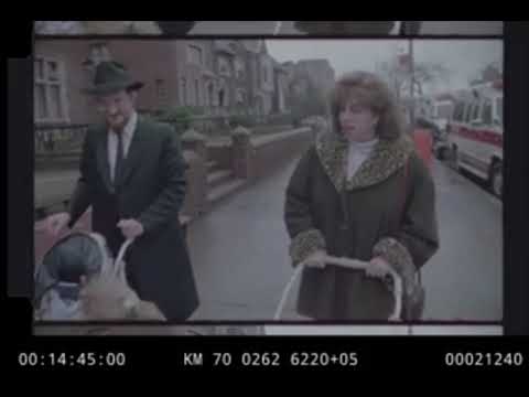 Kids Daven at the Rebbe's window: Der Rebbe Zol Zain Gezunt | ילדים מתפללים לרפואת הרבי ליד חדרו הק'