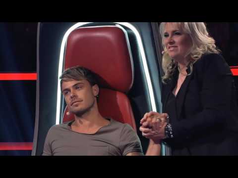 Jurado chora sem parar ao encarar jovem cantor no The Voice.