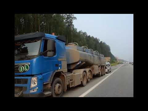 Легковушка забилась под бензовоз