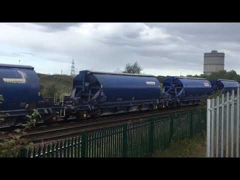 Class 66 (66524) approaches South Bank