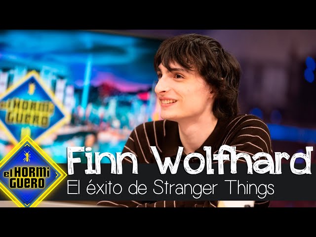 Vídeo relacionado con HWC Trading Finn Wolfhard Strange Hawkins Thing Gifts - Presentación de autógrafos firmados con fotomontaje para fanáticos de programas de televisión, marco A3
