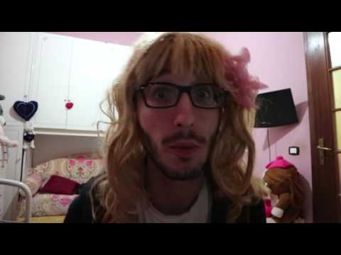 Carolina dedica una canzone a chi non si fa lo shampoo!