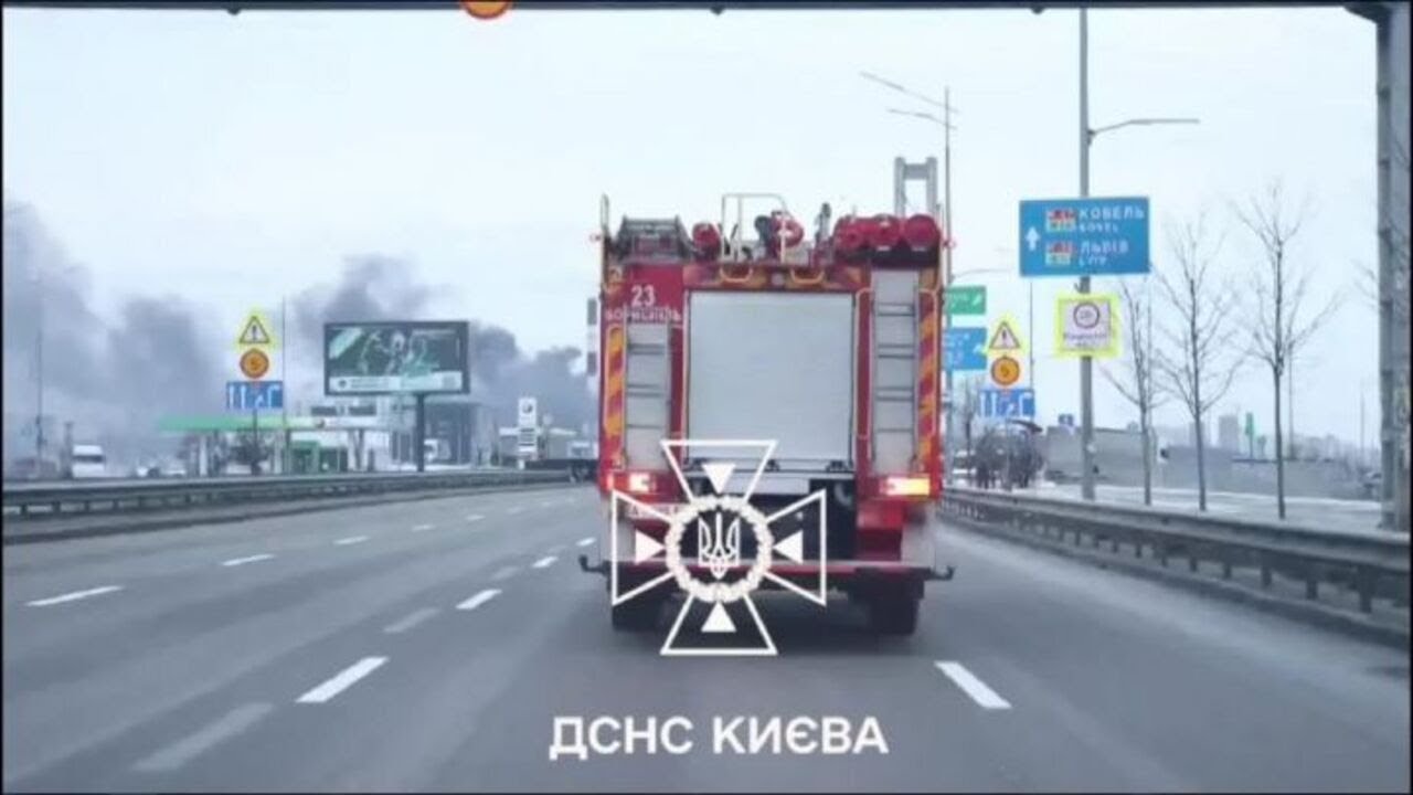 Attacco russo su Kiev, droni e missili contro i grattacieli. Le immagini dei soccorsi