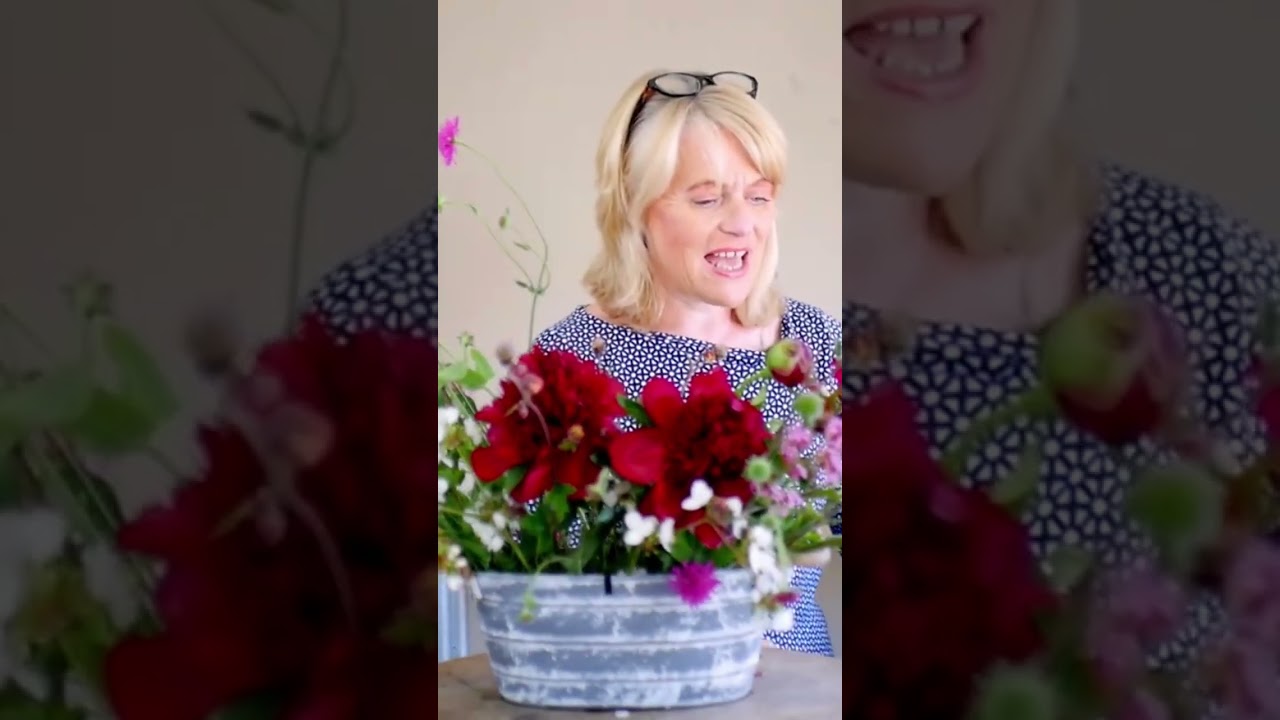 full tutorial for arranging these fabulous Peony #flower #florist #diyflowers #nofloralfoam