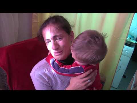 Nëna me lot në sy: Më hoqën ndihmën ekonomike, fëmijët i kam pa bukë