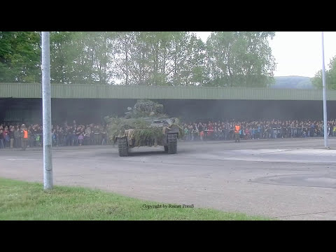 Schützenpanzer Marder PzGrenBtl 212 driften beim Augustdorfer Soldatentag 2015