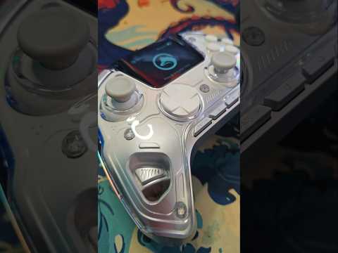 Es de los mandos para iPhone más vendidos en Amazon, tiene gatillos con efecto hall y no es de los más caros