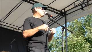 Johnny Clegg comments on Indigenous Knowledge before performing Digging For Some Words.