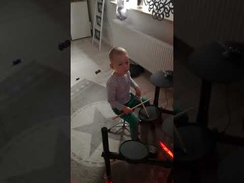 Janek Zieliński 3 lata  perkusista:)