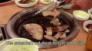 preview picture of video '韓国料理 チェジュ島　黒豚　鉄板焼き　Korean Food BBQ Pork'