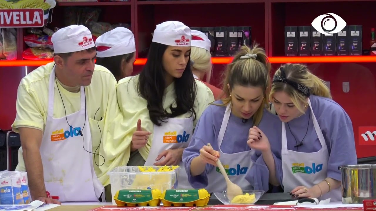 Vajzat shtrojnë ballokumet në tavë