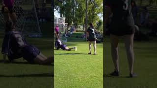 Pedazo de zapatazo de Gomez para marcar la temperatura del partido, Lucia casi lo hace en el rebote