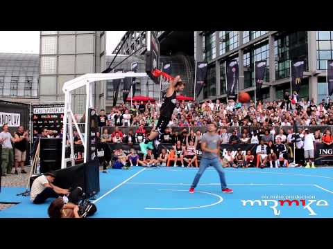 Jordan Kilganon wins the #Shut Up and play " Slam Dunk Contest " 2015 in Berlin