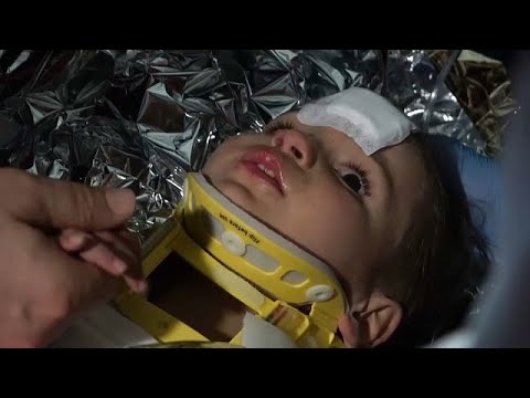 شاهد وزير الصحة التركي يعاين طفلة صغيرة بعد بقائها 150 ساعة تحت الأنقاض