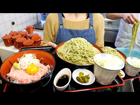 Las porciones adicionales son gratis, pero... Cliente) No puedo comer tanto jajaja. Este restaurante de soba en Tokio es increíble.