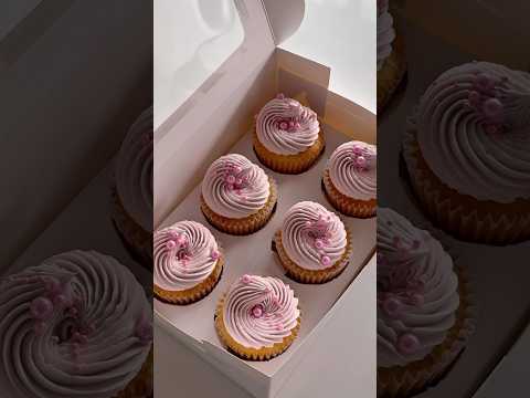 Cupcake piping using Wilton 8B tip #cupcake