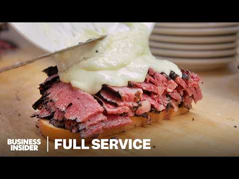卡茲熟食店每週如何賣出70,000磅肉？｜完整服務 (How Katz's Deli Serves 70,000 Pounds Of Meat A Week | Full Service)