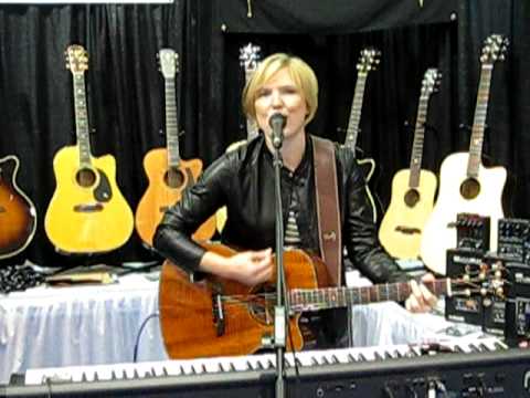 Laura Clapp wows the crowd at CMS 2009