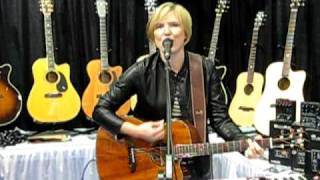 Laura Clapp wows the crowd at CMS 2009