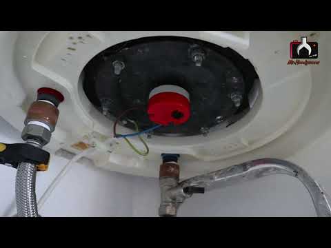 Interior de un termo el&eacute;ctrico desmontado para revisar la resistencia y el termostato