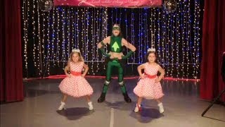 Sophia Grace &amp; Rosie Perform &#39;U Can&#39;t Touch This&#39;