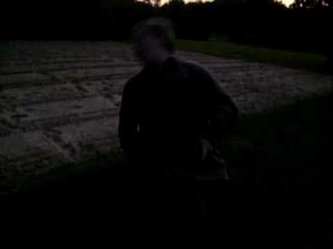 oli fällt vom mülleimer