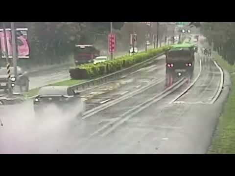 台9線花蓮新城段車輛打滑自撞路樹 釀3死2傷[影]