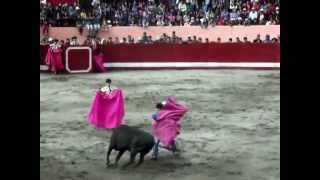 preview picture of video 'corrida de toros huallanca 2012 cogida a un aficionado'